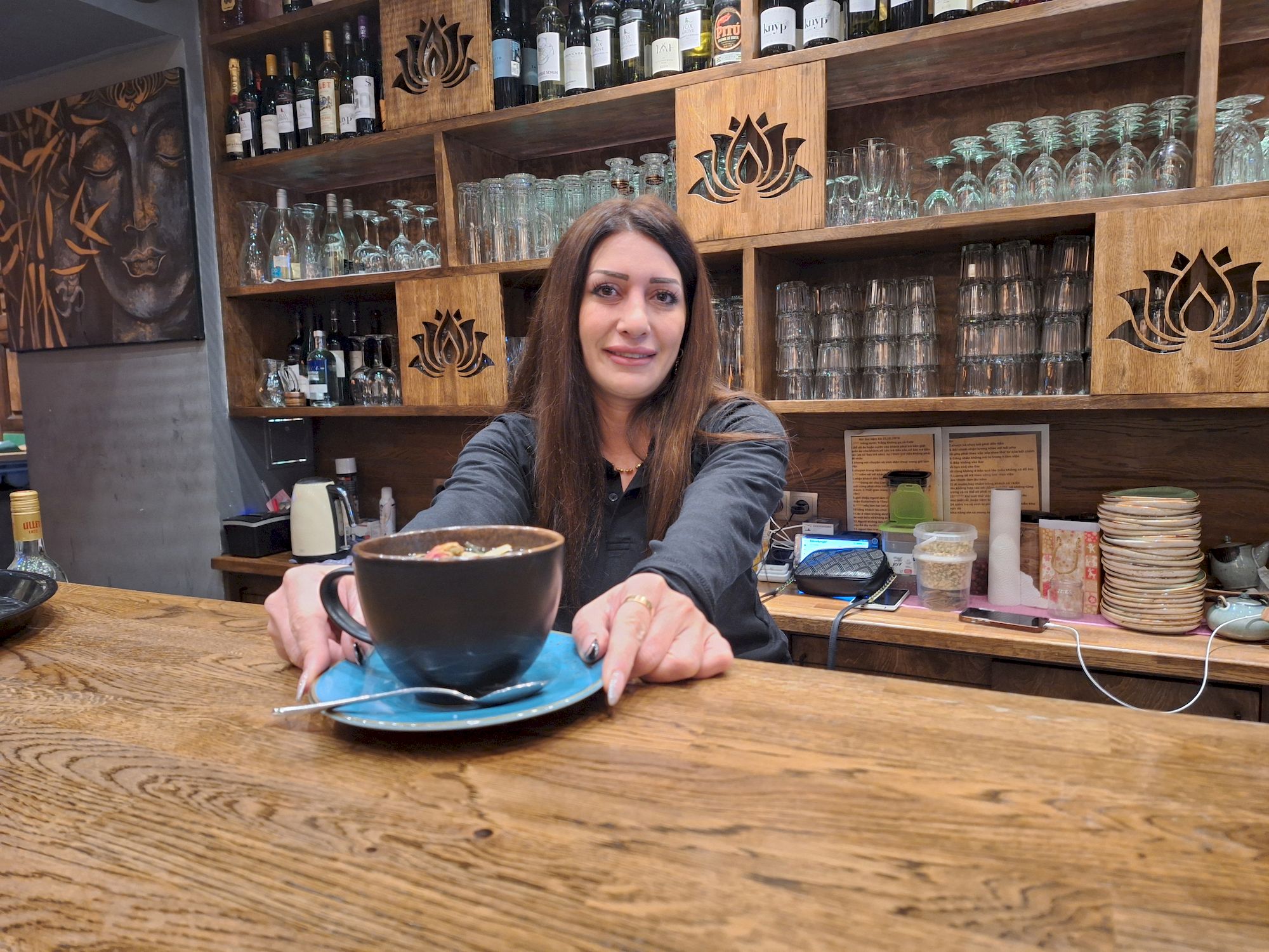 Sousanne bei der Arbeit im "Vegan House".