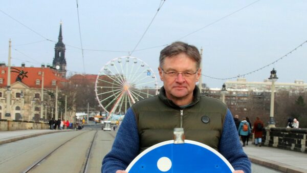 Holger Zastrow im Dezember 2023 auf der Augustusbrücke als er seinen Antrag für eine Fußgängerzone vorstellte.