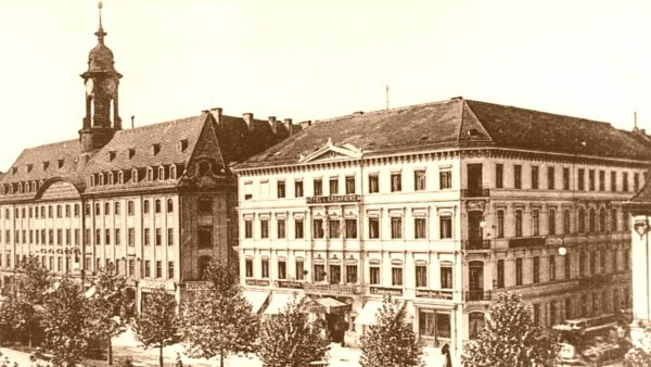 Hotel Kronprinz auf der Hauptstraße.