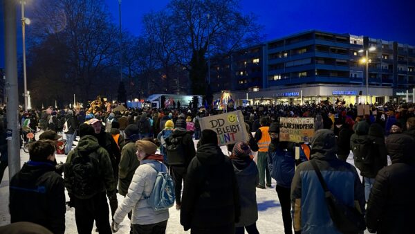 Demonstranten am Goldenen Reiter versammelt - Foto: Florian Varga