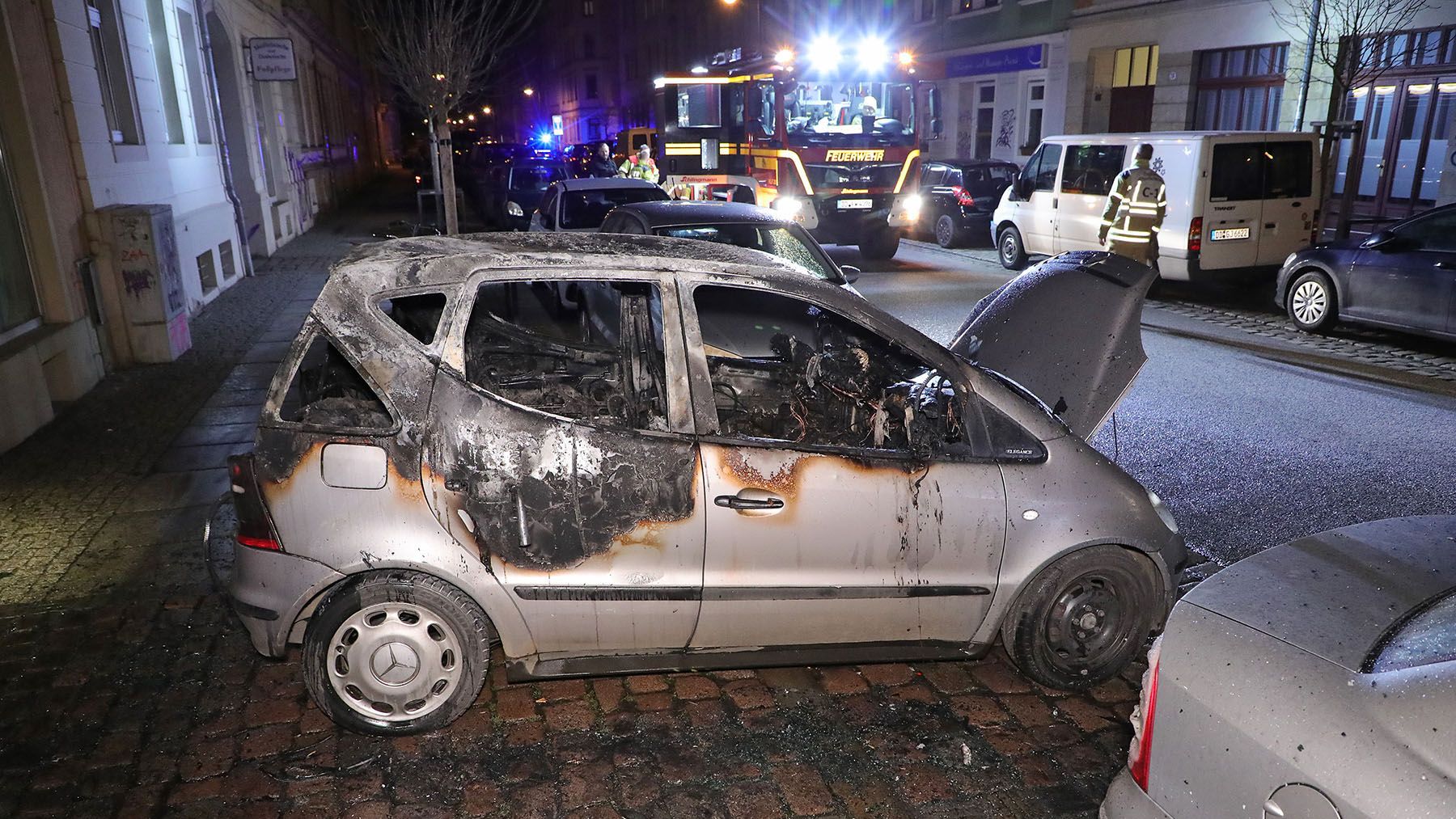 Ausgebrannte Mercedes A-Klasse auf der Hechtstraße. Foto: Roland Halkasch.