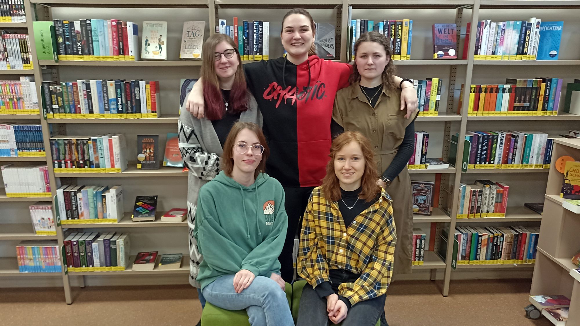 Fünf der sechs Azubis, die nun die Bibliothek an der Königsbrücker managen. Foto: PR/Bibo Dresden