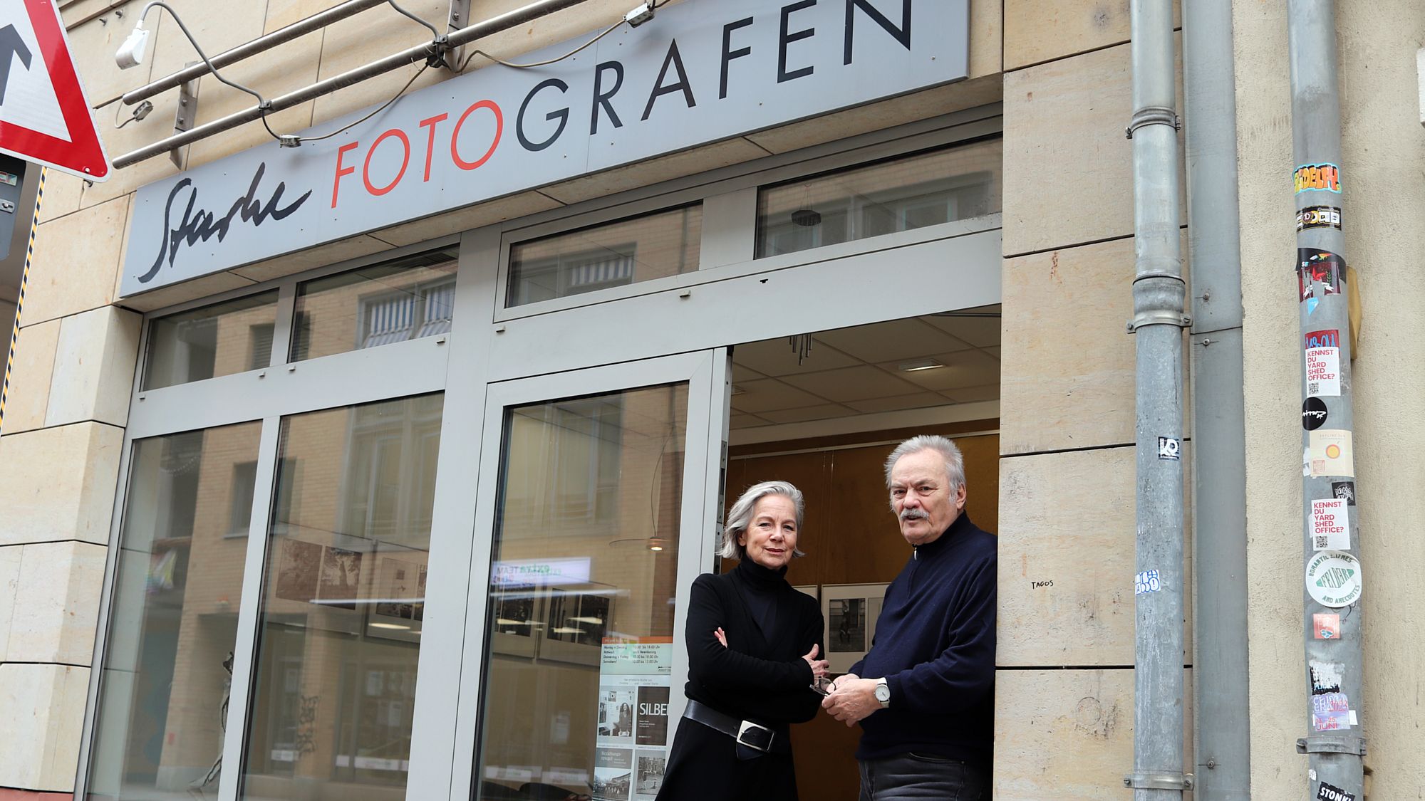 Christine und Günter Starke vor ihrem Atelier in der Louisenstraße 6. 