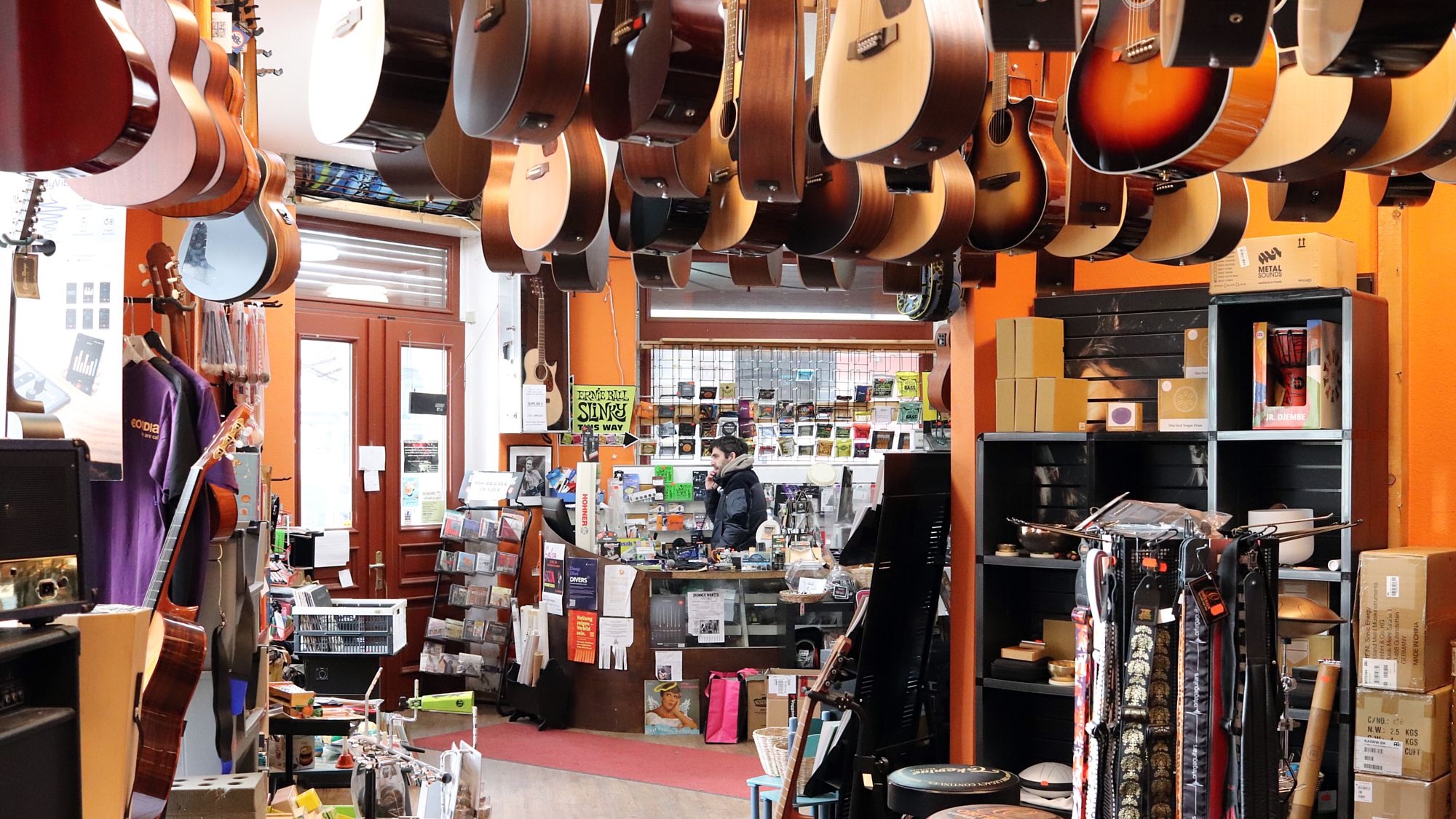 Statt Geigen hängen im Musikhaus-Himmel Gitarren.