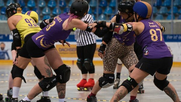 Roller Derby ist eine Vollkontaktsportart. Foto: @roller_lens