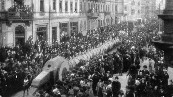 Faschingsumzug in Dresden im Jahre 1912. Foto: Ernst Tüngethal (gemeinfrei)