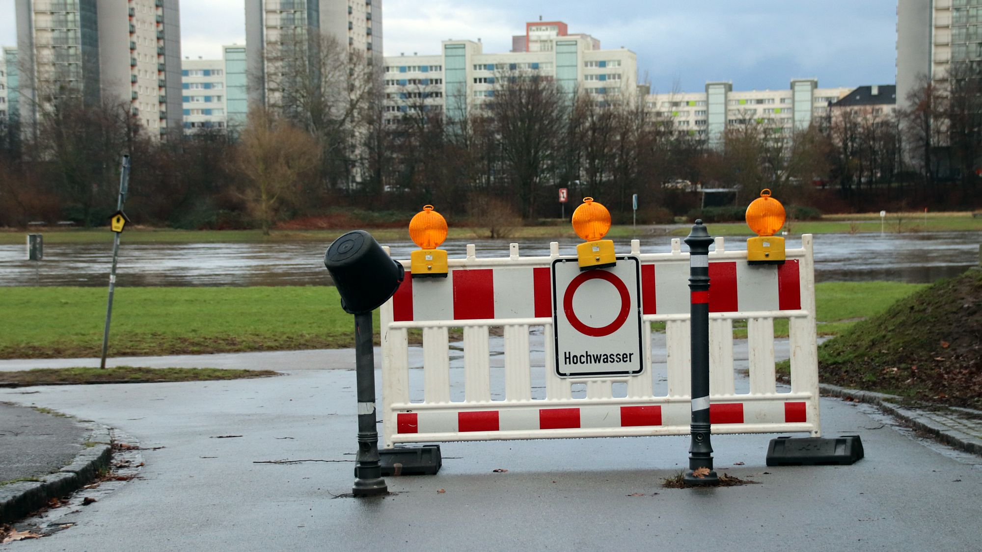 Hochwasserwarnung am Rosengarten Foto: Anton Launer