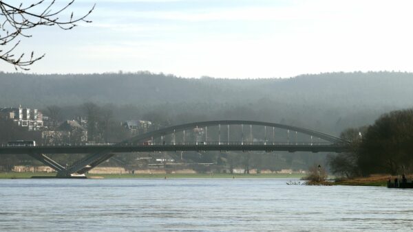 Waldschlößchenbrücke am Morgen. Foto: Anton Launer