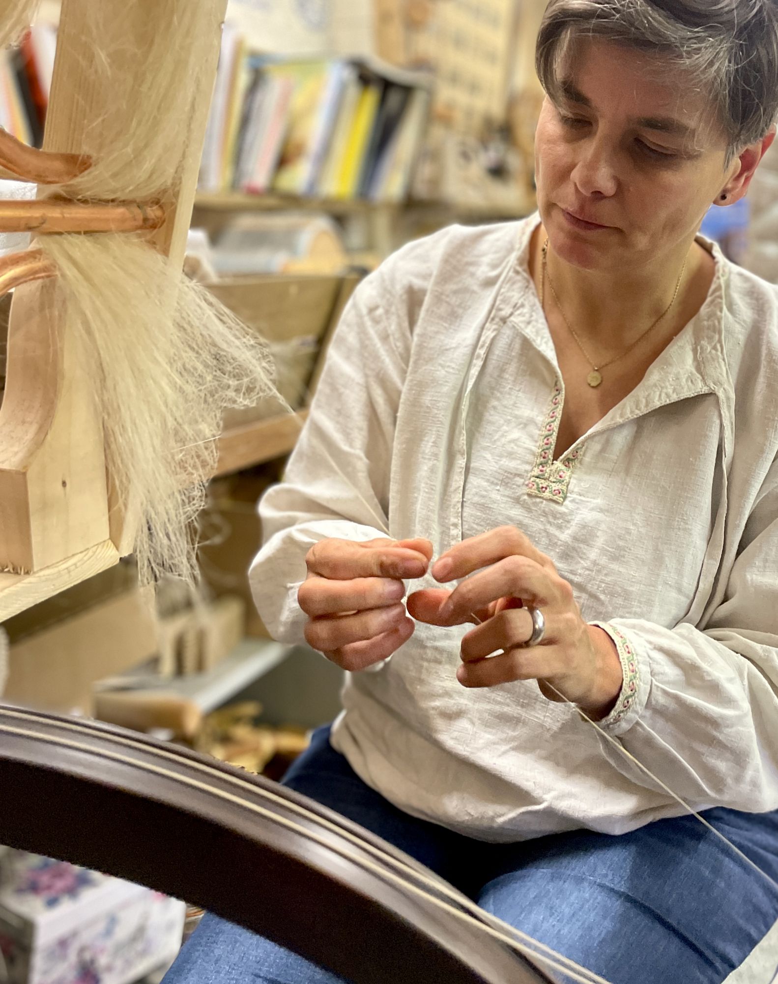 Christiane Seufferlein beim Flachsspinnen - Foto:  Werk und Wandel Dresden e.V.