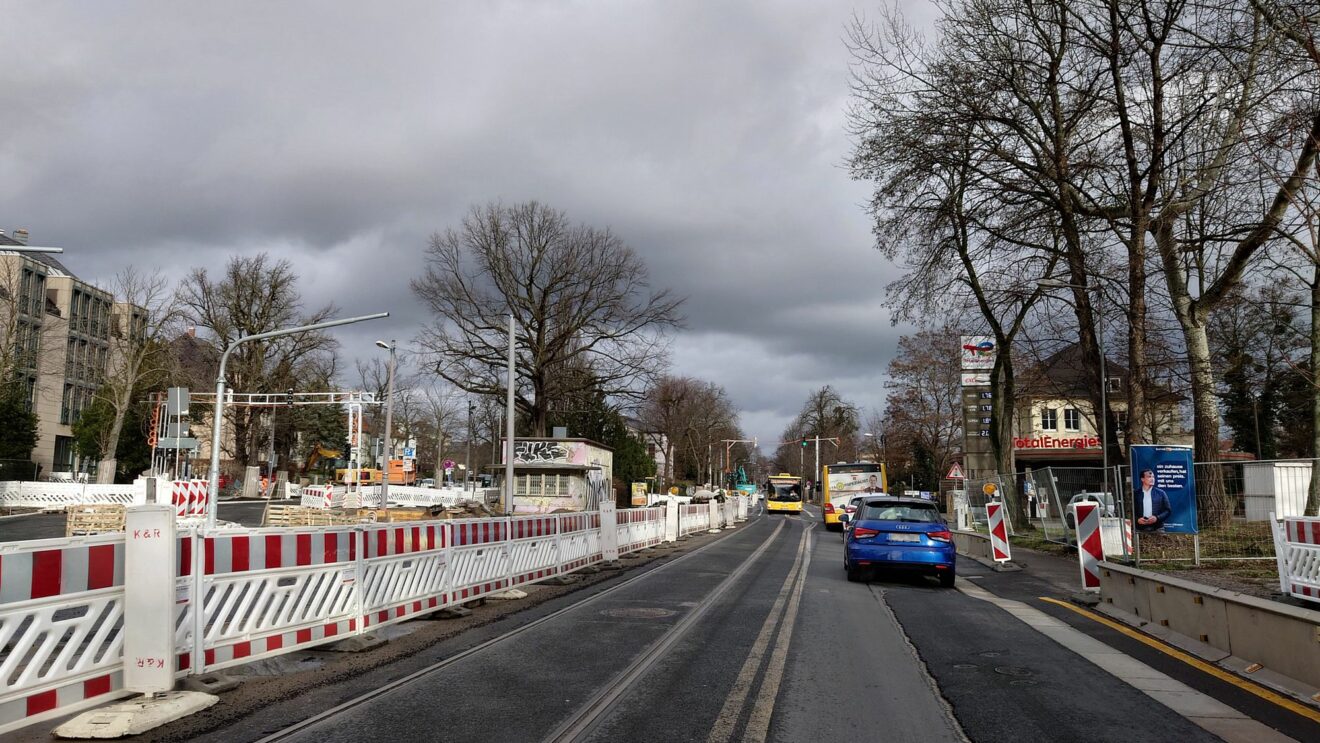 Die Verkehrsführung wird jetzt in die Radeberger Straße verlegt. Foto: Anton Launer