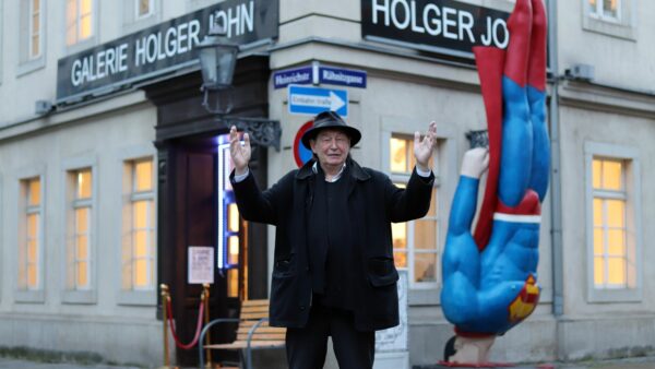 Seit mehreren Jahren steht der fehlgelandete Superheld jetzt schon vor Holger Johns Galerie. Längst ein Markenzeichen und Instagram-Spot. Foto: Anton Launer