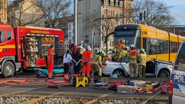 PKW kollidiert mit Straßenbahn, Einsatzkräfte bei der Rettung der Person. Foto: Feuerwehr Dresden