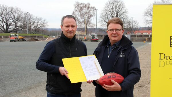 Sportbürgermeister Jan Donhauser (CDU) bei der Übergabe des Förderbescheids an Sören Glöckner den Präsidenten der Dresden Monarchs. Foto: Anton Launer