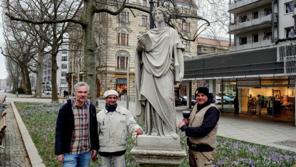 Die Bildhauer Sebastian Hempel, Marcus Faust und Sebastian Haupt haben die Statuen heute wieder auf der Hauptstraße aufgestellt. Foto: Anton Launer