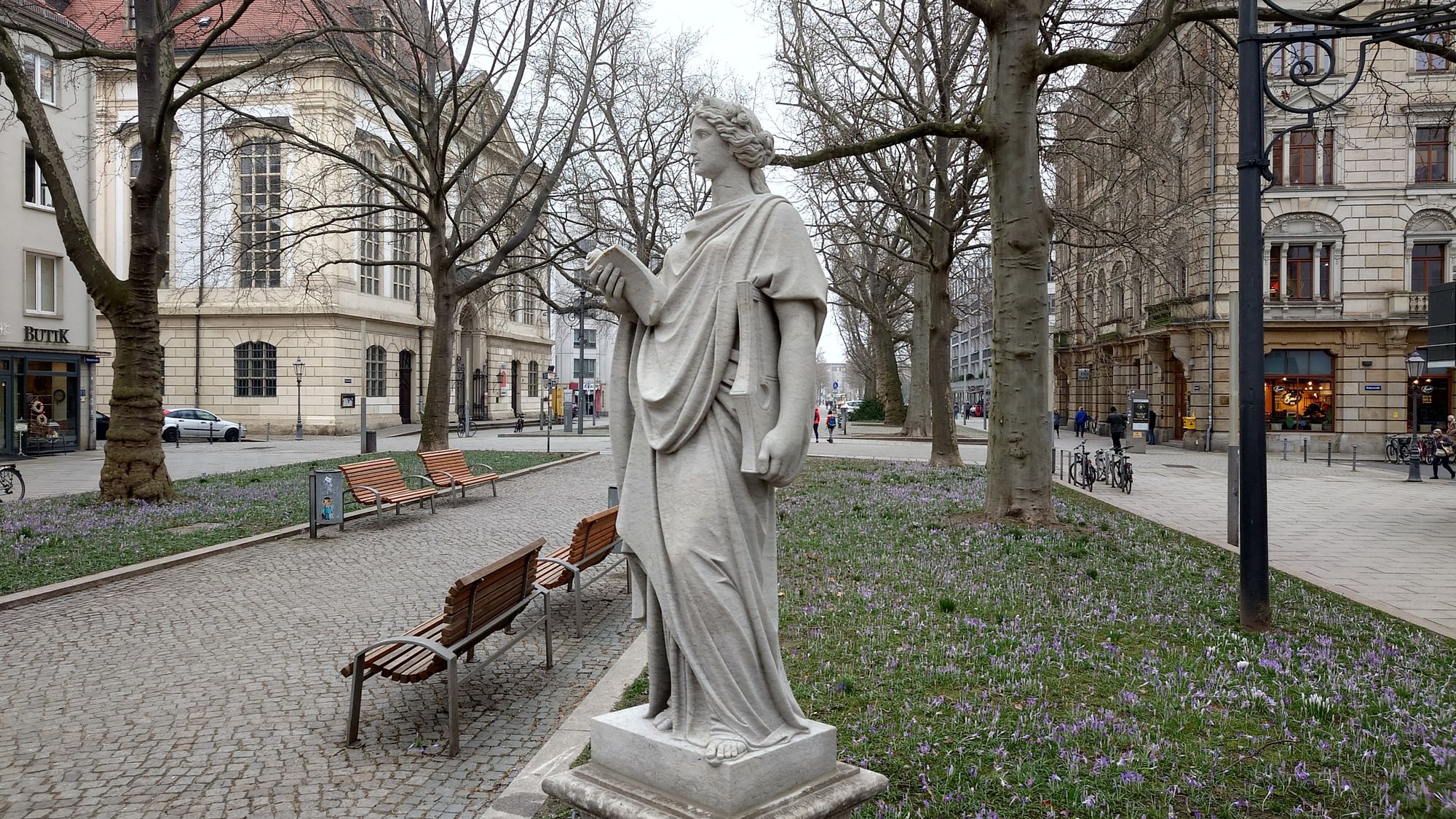 Das Lied steht an der nördlichen Kreuzung, nahe der Markthalle. Die Statue ist ein Werk von Bildhauer Sebastian Haupt. <yoastmark class=