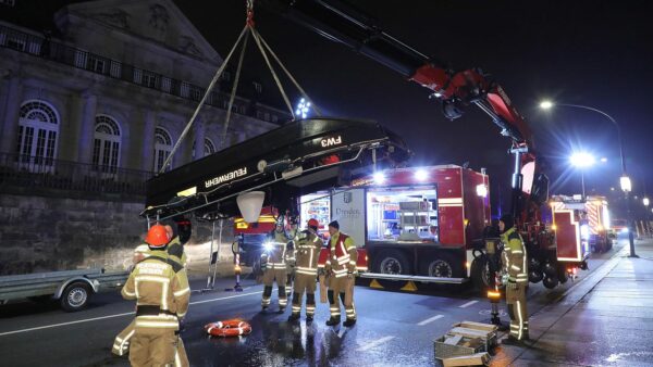 Die Feuerwehr barg das gekenterte Rettungsboot mit einem Kran. Foto: Roland Halkasch