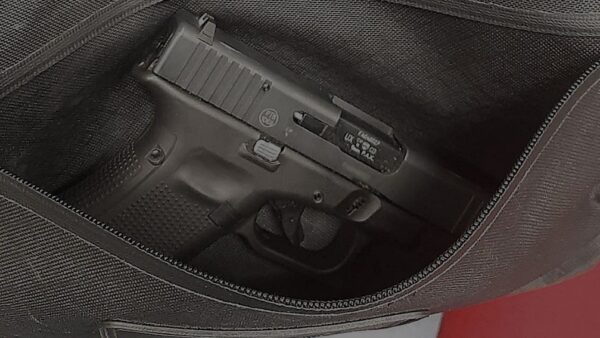 Diese Glock-17 fanden die Beamten in der Tasche der Person. - Foto: Bundespolizei