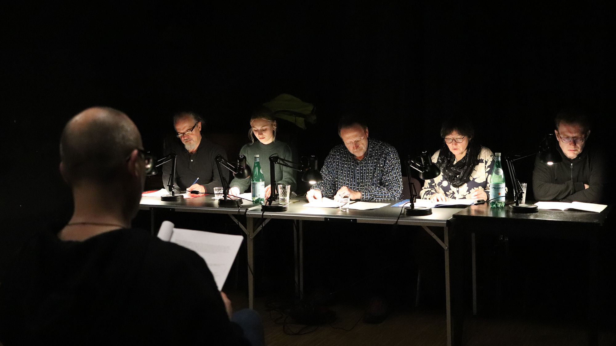 Probe der Lesung mit Lutz Knöschke, Bobolina Baumgärtel, Jörn Gottschlich, Kerstin Elsner und Ronny Feigenspan (von links) - Foto: Anton Launer
