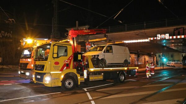 Gestern Abend ist ein Abschlepper mit dem Kranhaken in der Oberleitung an der Eisenbahnbrücke über der Leipziger Straße hängen geblieben. Foto: Roland Halkasch