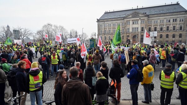 Fridays for Future, Verdi, Wir fahren zusammen, gemeinsame Kundgebung vor der Sächsischen Staatskanzlei - Foto: Anja Schneider