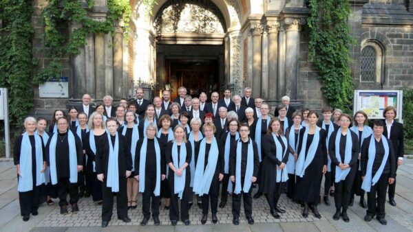 Dresdner Bach-Chor vor der Martin-Luther-Kirche