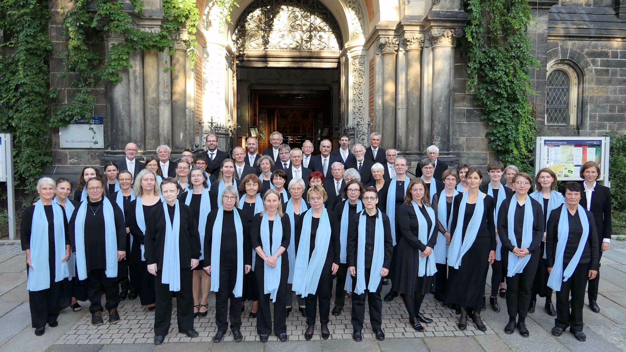 Dresdner Bach-Chor vor der Martin-Luther-Kirche