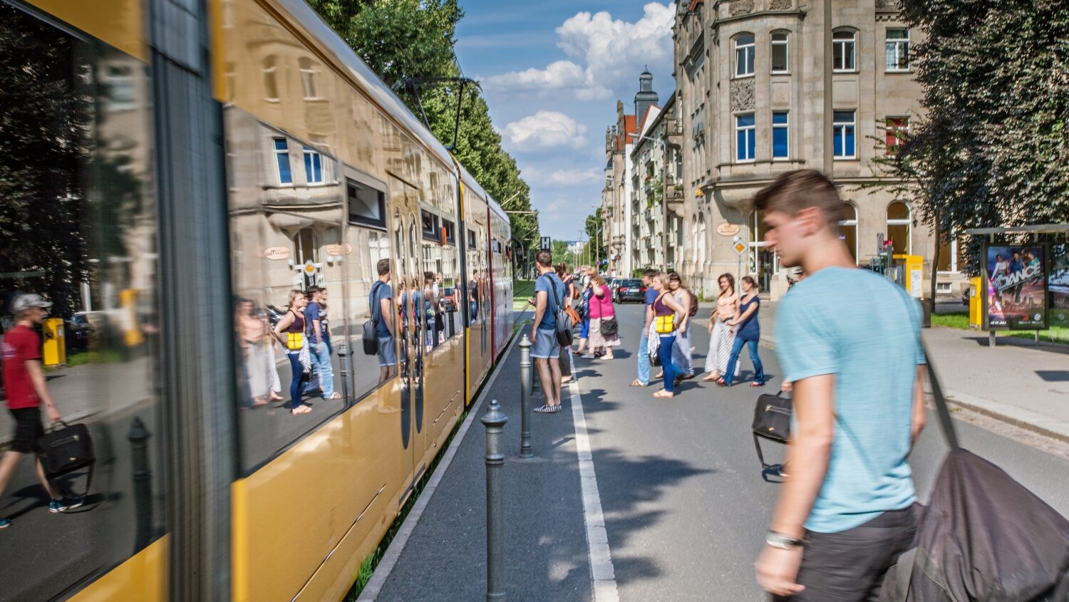 Dresdner Studierende nun deutschlandweit mobil Das Deutschlandsemesterticket ist ab 1. April für nahezu alle Studierenden an Dresdner Hochschulen im Semesterbeitrag enthalten. Foto: Lars Neumann
