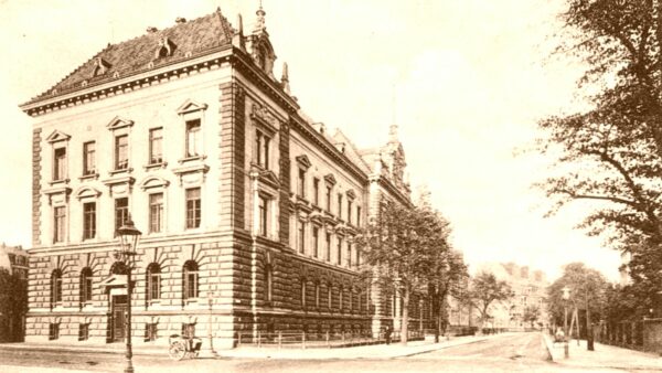 Das ehemalige Amtsgericht in der Hospitalstraße 7, heute sind hier Teile des Justizministeriums angesiedelt. Zeitgenössische Postkarte