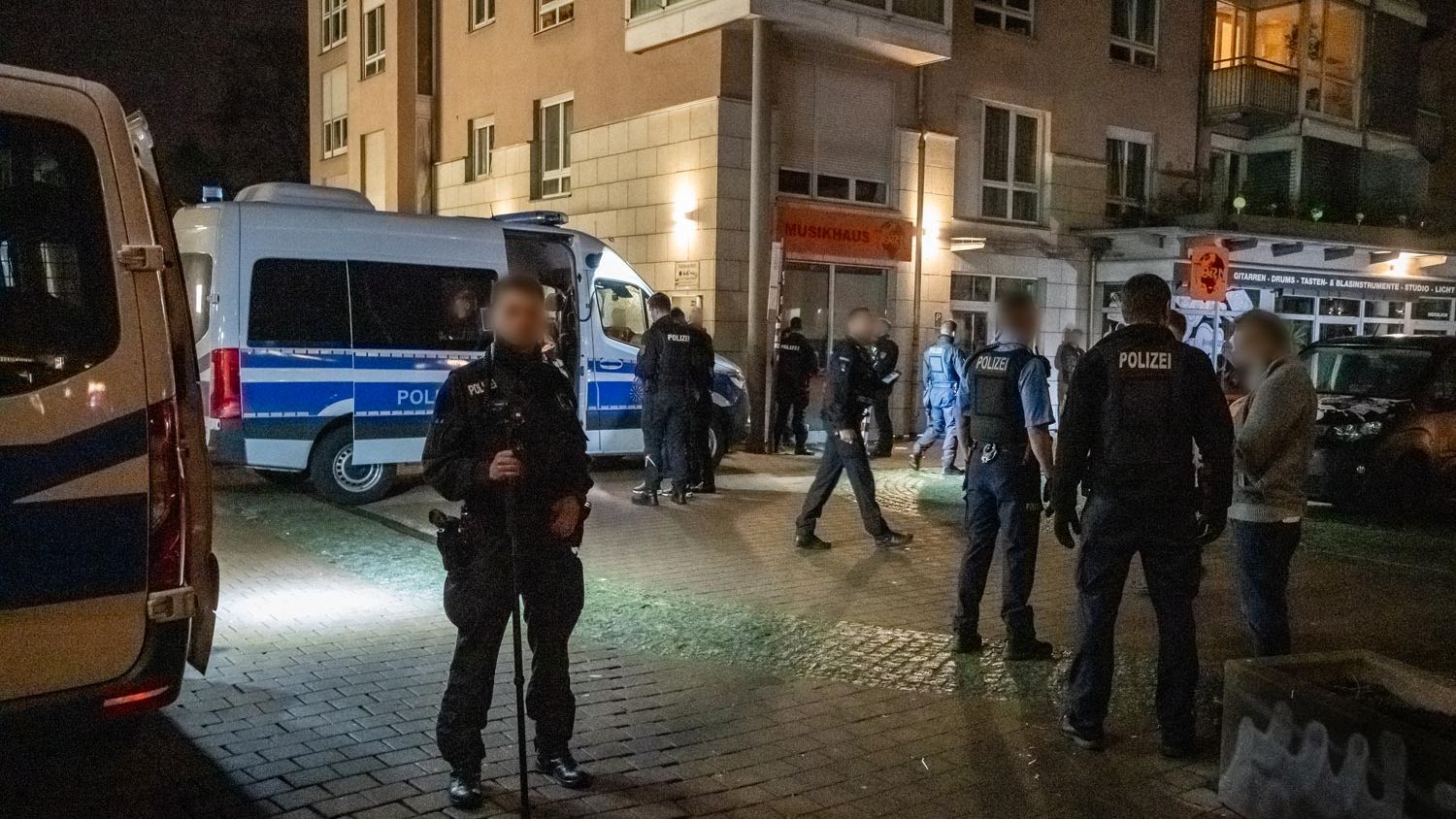 Rund 80 Beamte waren auf der Alaunstraße im Einsatz. Sie stellten geringe Mengen Cannabis fest. Foto: Manga Chen