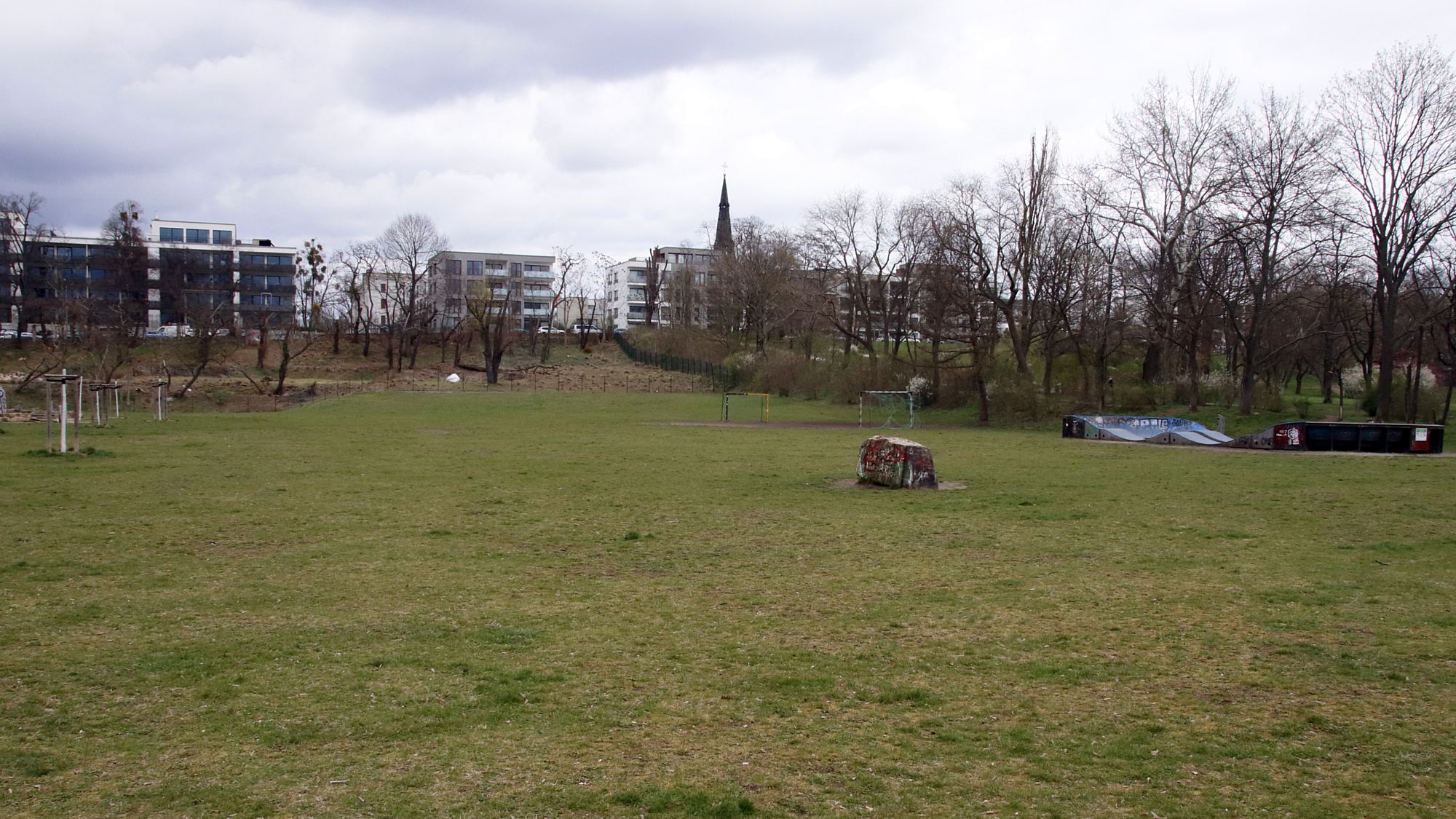 Im April sollen die Arbeiten für neue Sportstätten auf der Westerweiterung des Alaunplatzes beginnen. Foto: Marius Noack