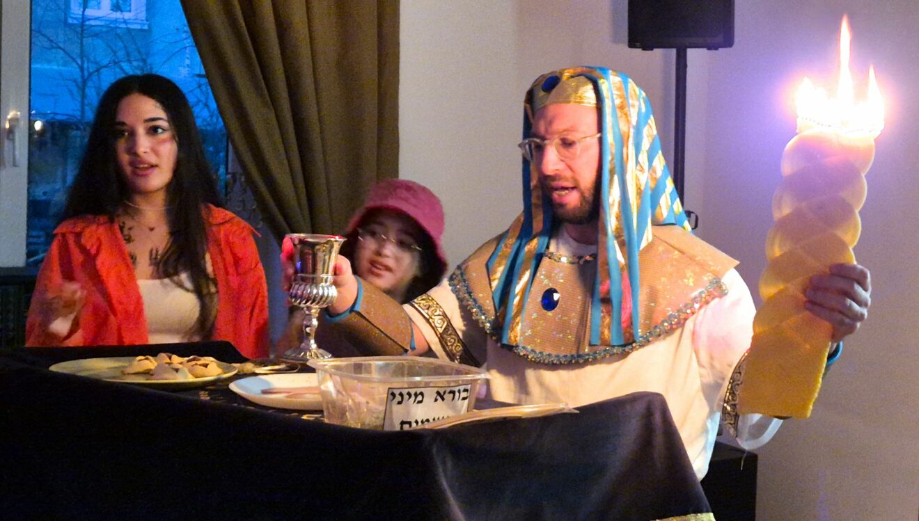 Rabbi Weingarten, Leiter der jüdischen Gemeinde Dresden, beim Gebet. Foto: Herbert Lappe