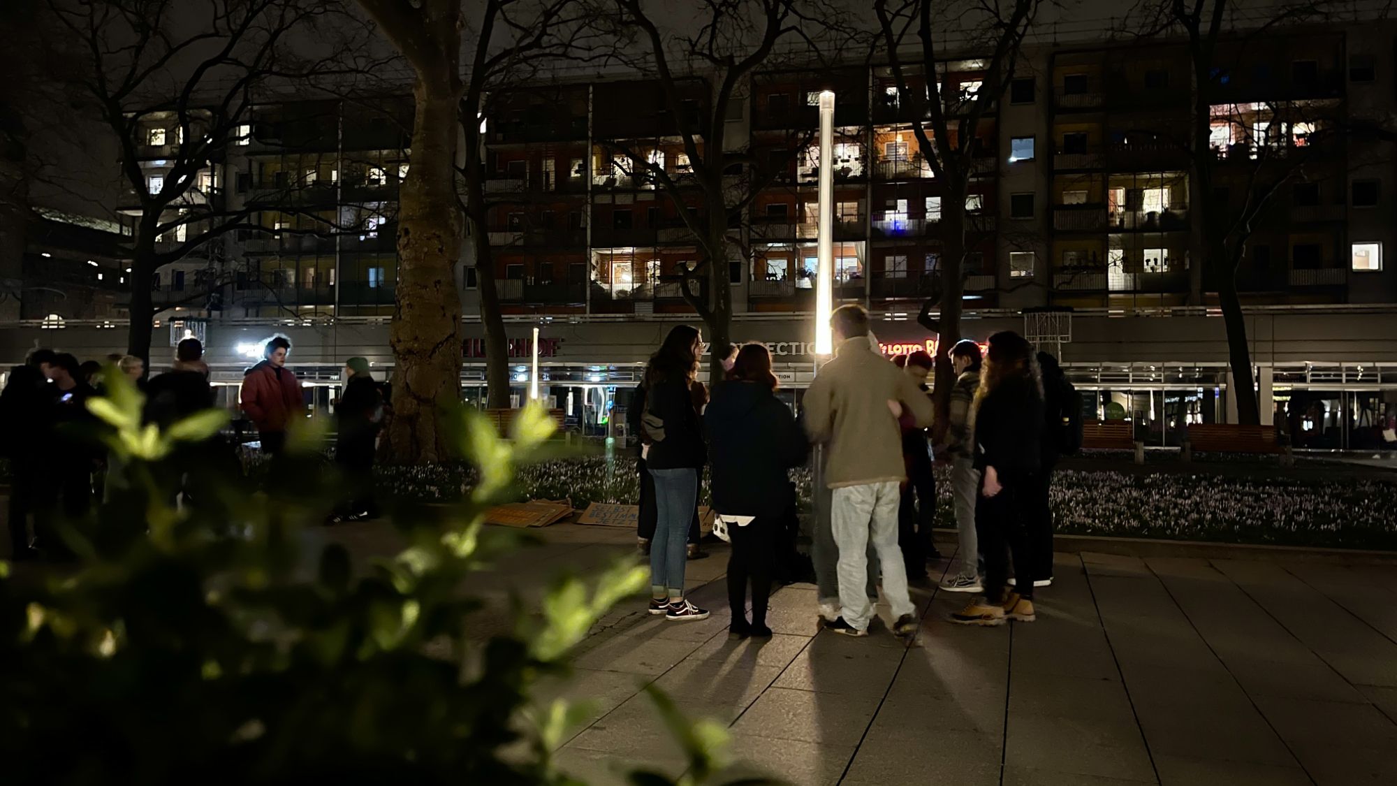 Etwas mehr als 20 Personen von der Linksjugend versammeln sich auf der Hauptstraße, um gegen die Lesung von Alice Schwarzer zu protestieren. Foto: Florian Varga