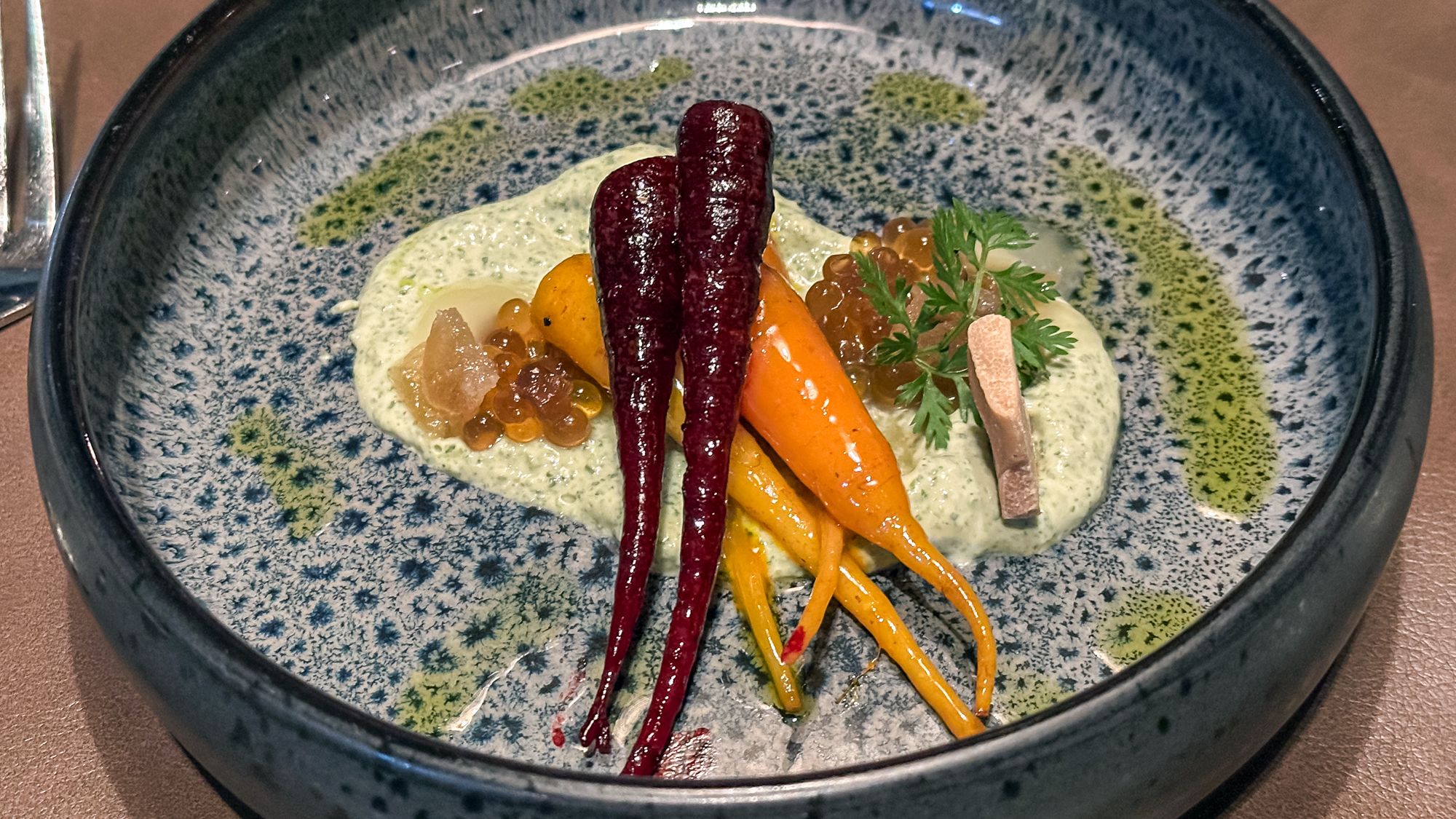 Popcorn an der Elbe Karotte mit Kaffir, Yuzu, kandiertem Ingwer und Honig-Kaviar beim Kochsternstunden-Menü in der Elbuferei