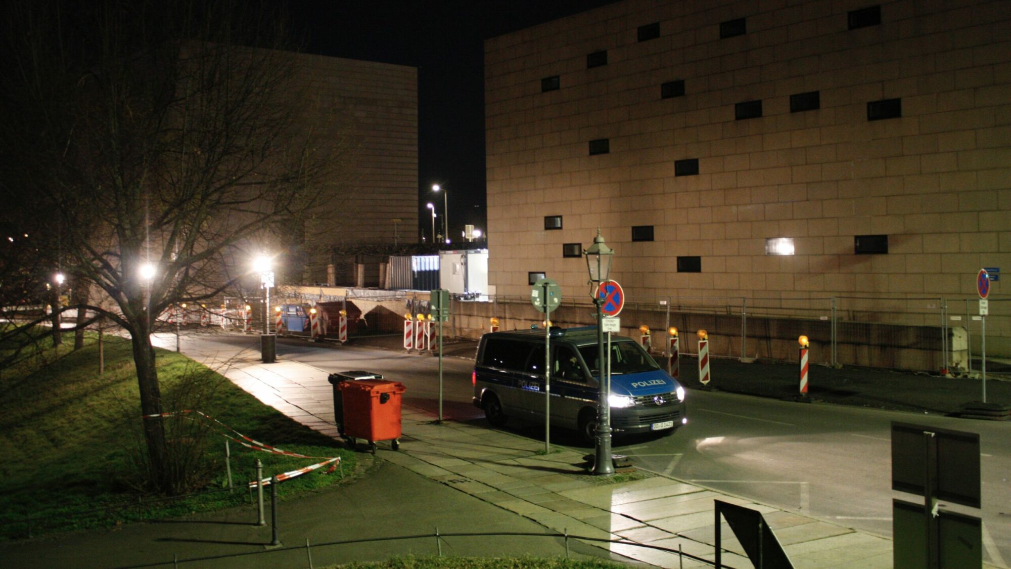 Dresdner Polizei vor der Dresdner Synagoge im Einsatz. - Foto: Florian Varga