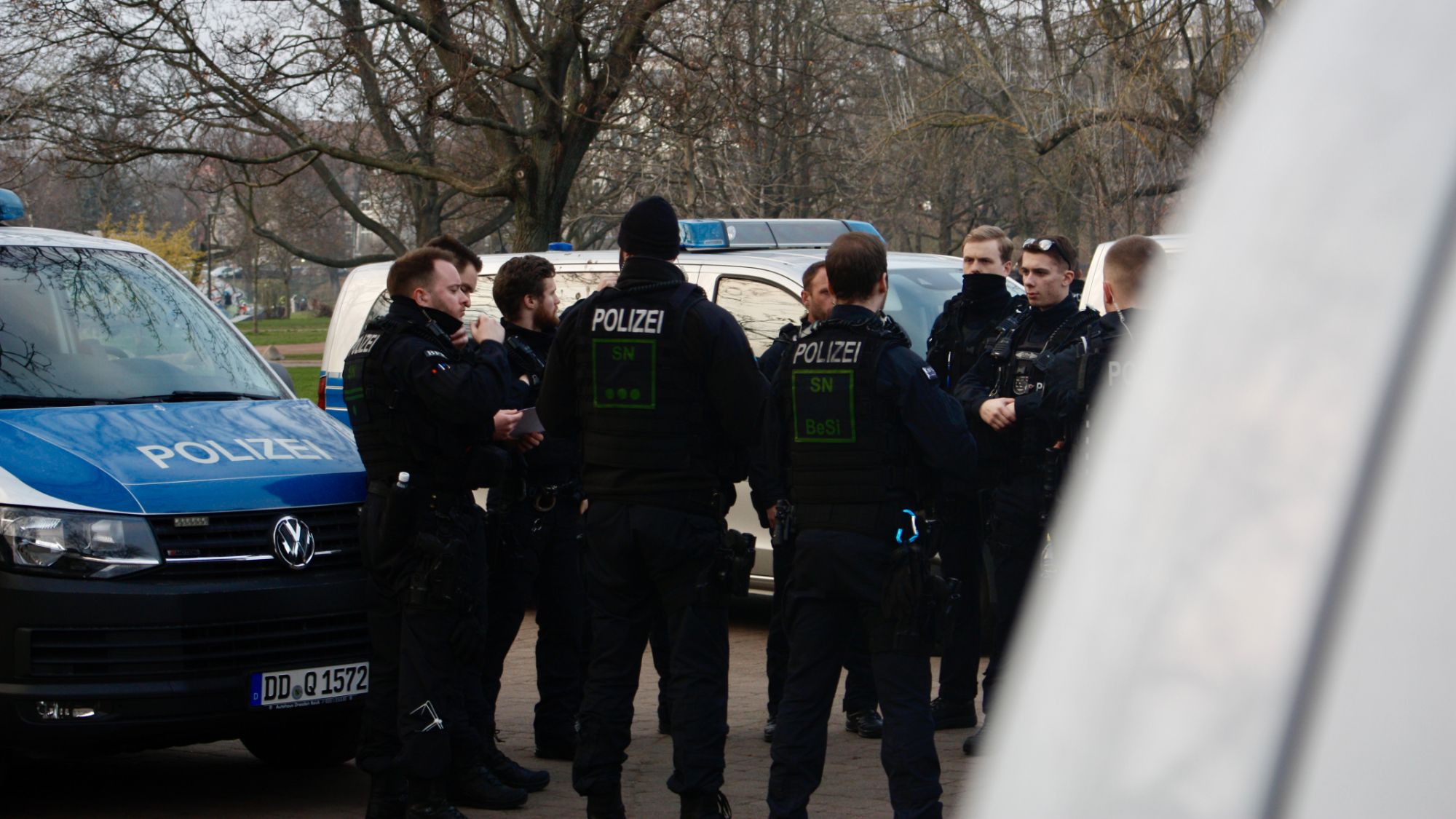 Bereitschaftspolizisten in der Lagebesprechung auf dem Alaunplatz - Foto: Florian Varga