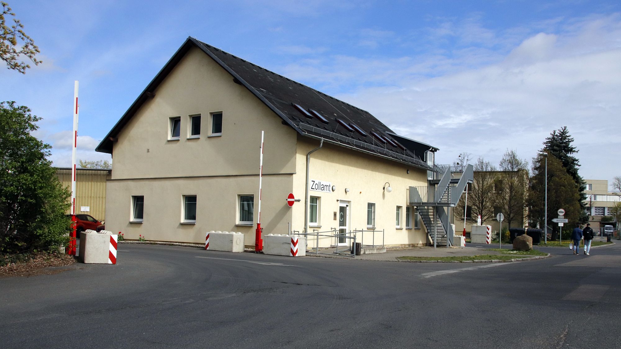 Das Dresdner Hauptzollamt in der Hartmut-Dost-Straße - Foto: Anton Launer