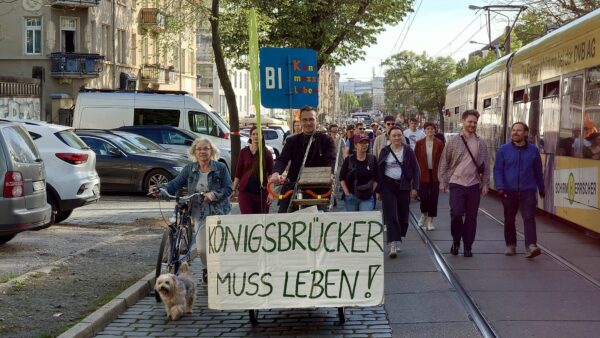 Kurz nach 17 Uhr zogen rund 50 Personen über die Königsbrücker Straße. Foto: Anton Launer