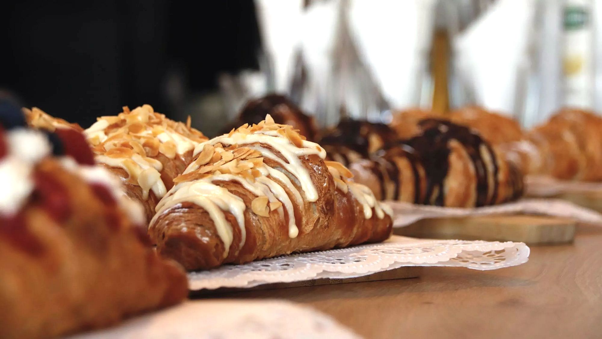 Zum Anbeißen: Süße Croissants in allen Variationen. Es gibt aber auch herzhafte Angebote. Foto: Florian Varga