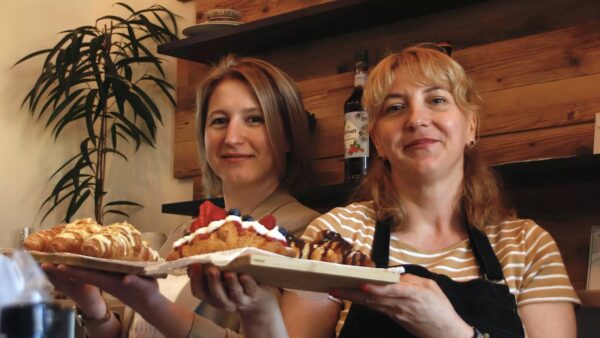 Chefin Mariya (links) und Bäckerin Svetlana zeigen die Spezialitäten des Hauses. Foto: Florian Varga