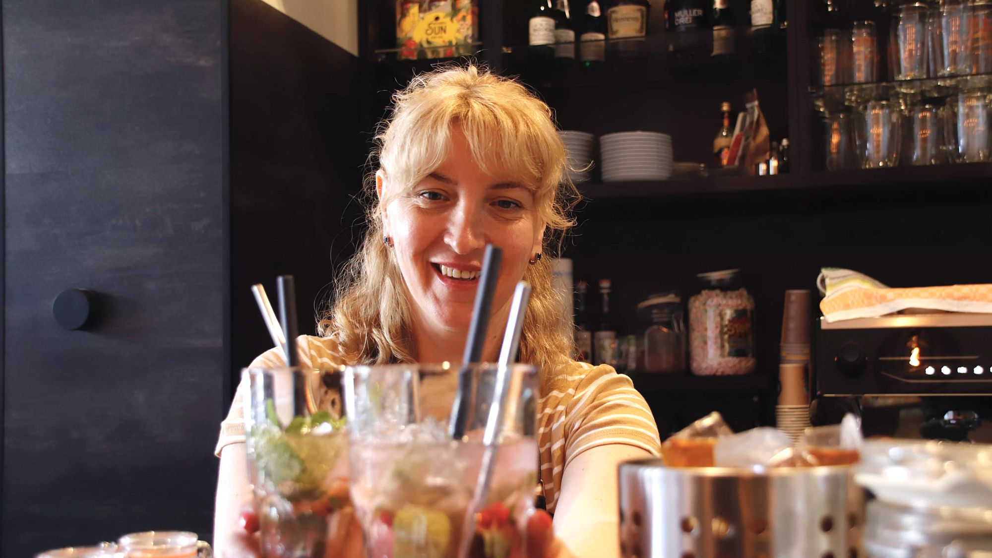 Bäckerin Svetlana arbeitet auch hinter der Bar und präsentiert die hausgemachte Limonade. Foto: Florian Varga