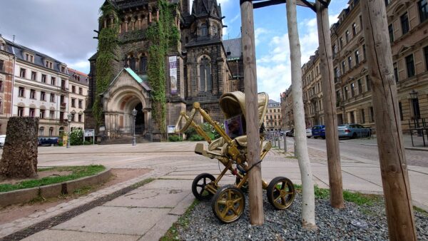 Aktuell steht der goldene Kinderwagen vor der Martin-Luther-Kirche. Foto: Anton Launer