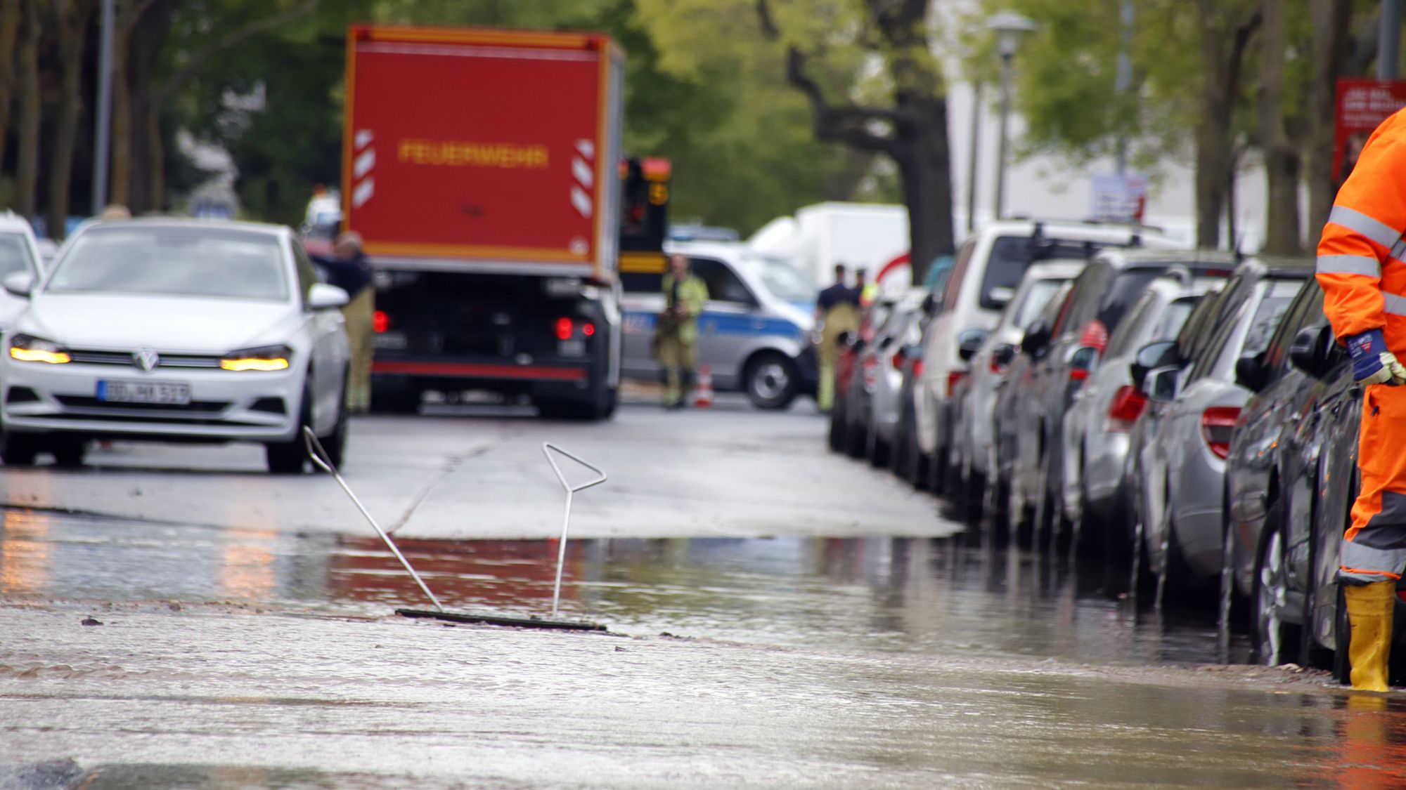 Auf der Dr.-Friedrich-Wolf-Straße war das Wasser ausgetreten. Foto: Anton Launer