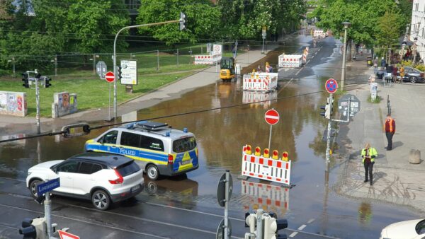 Das Wasser lief über die Lößnitzstraße bis vor zur Königsbrücker. Foto: privat