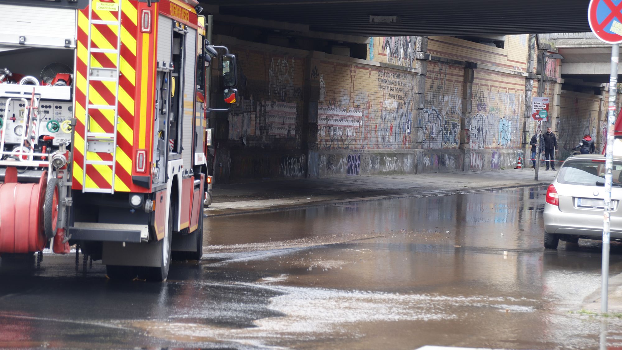 Auf der Lößnitzstraße stand das Wasser bis unter die Eisenbahnbrücke. Foto: Anton Launer