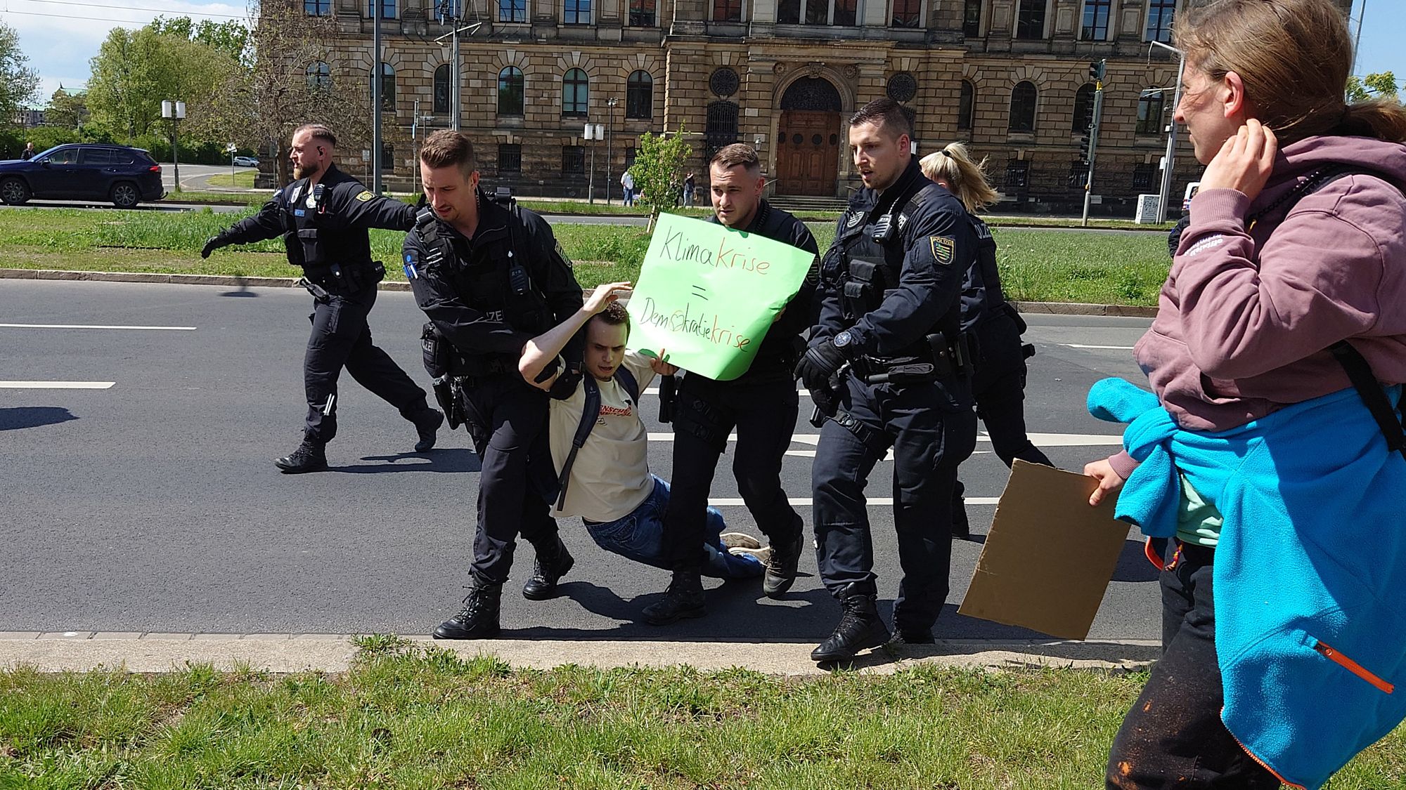 Ein Teil der Demonstrierenden wurde gleich von der Straße geräumt. Foto: Anton Launer