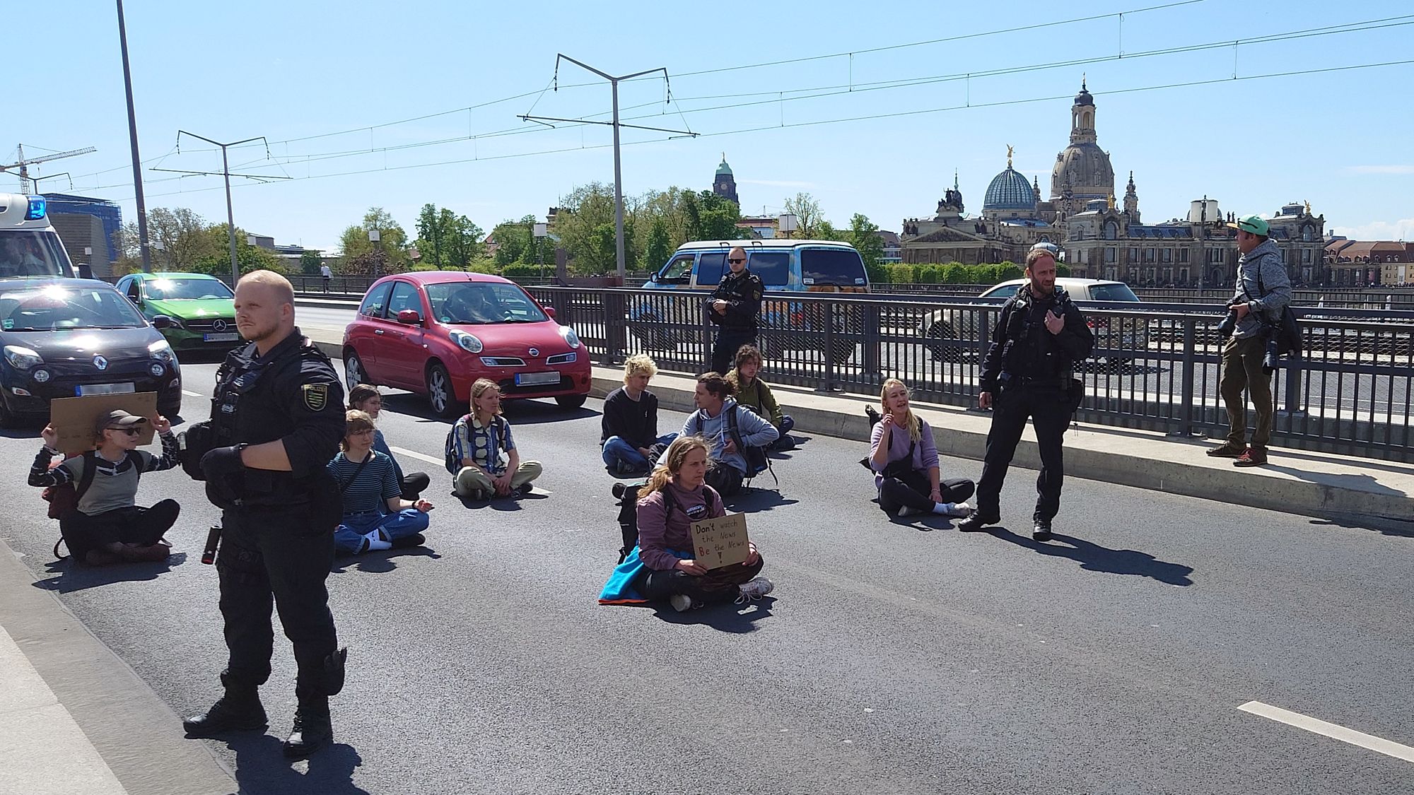 Mehr als eine Stunde konnten die Demonstrierenden die Brücke blockieren. Foto: Anton Launer