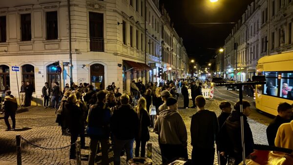 Tausende von Leuten versammeln sich jedes Jahr im Sommer an der Schiefen Ecke. - Foto: Florian Varga