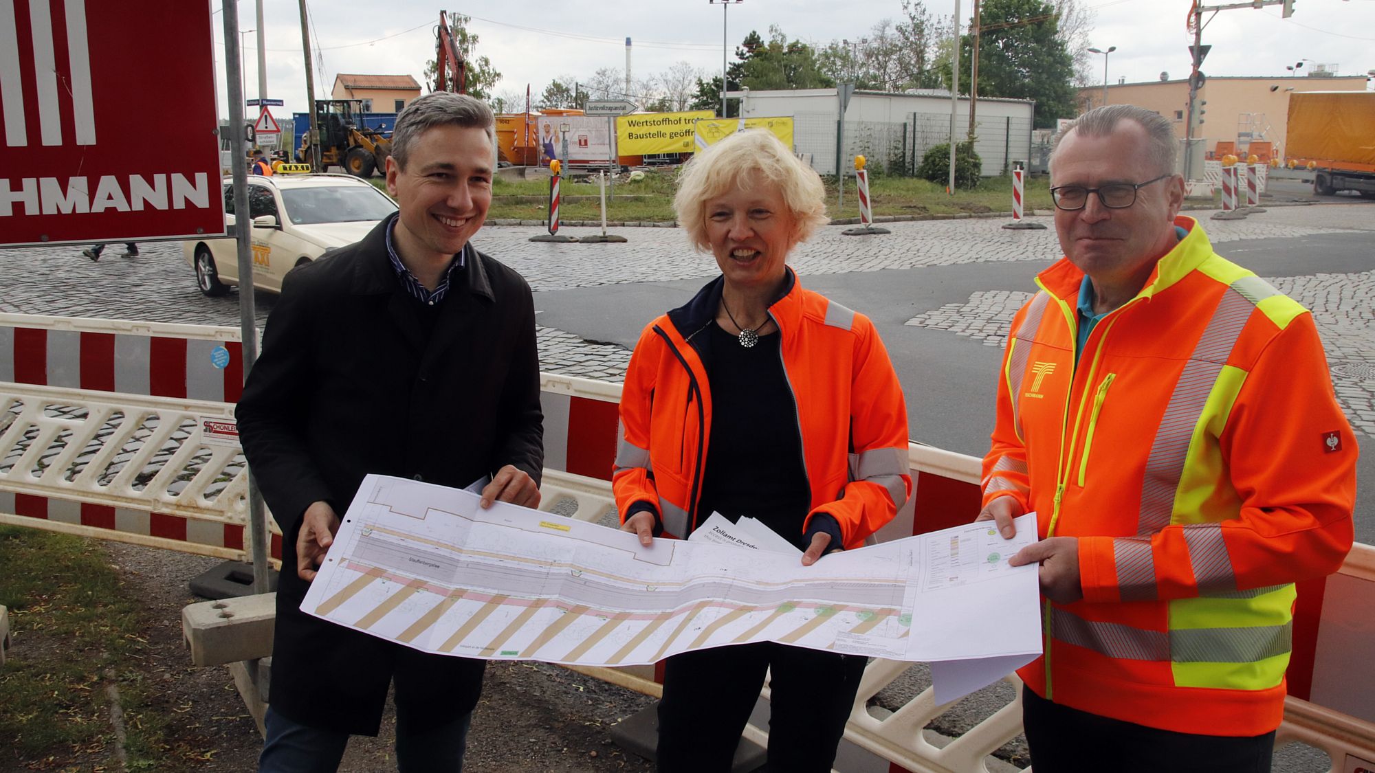 Baubürgermeister Stephan Kühn, Bauamtsleiterin Simone Prüfer und der Geschäftsführer Birk Moldenhauer von der Baufirma Teichmann - Foto: Anton Launer