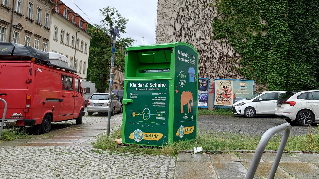 Dieser Altkleidercontainer hier an der Ecke Talstraße steht zwar auf privatem Grund, hier müsste das Amt nun prüfen, ob durch die Befüllung die Straße über den Gemeingebrauch nach § 18 des Straßengesetzes für den Freistaat Sachsen - SächsStrG beansprucht wird. Foto: Anton Launer