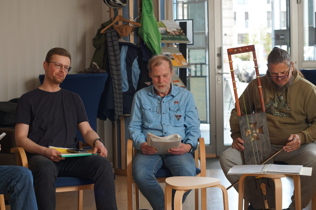 Einer der Männer bringt jedes Mal sein selbstgebautes Instrument mit. Foto: Anna Abraham